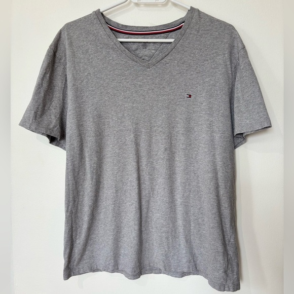 Tommy Hilfiger Grey V-Neck T-Shirt - Size Large - Picture 1 of 5